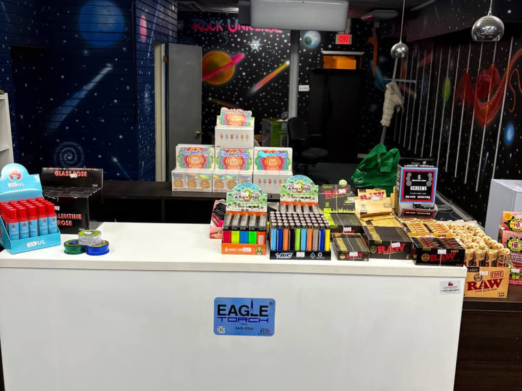 funguyz-magic-mushrooms-dispensary-st-catharines-73-st-paul-3 (1) Checkout area at Funguyz - Magic Mushroom Dispensary in St. Catharines