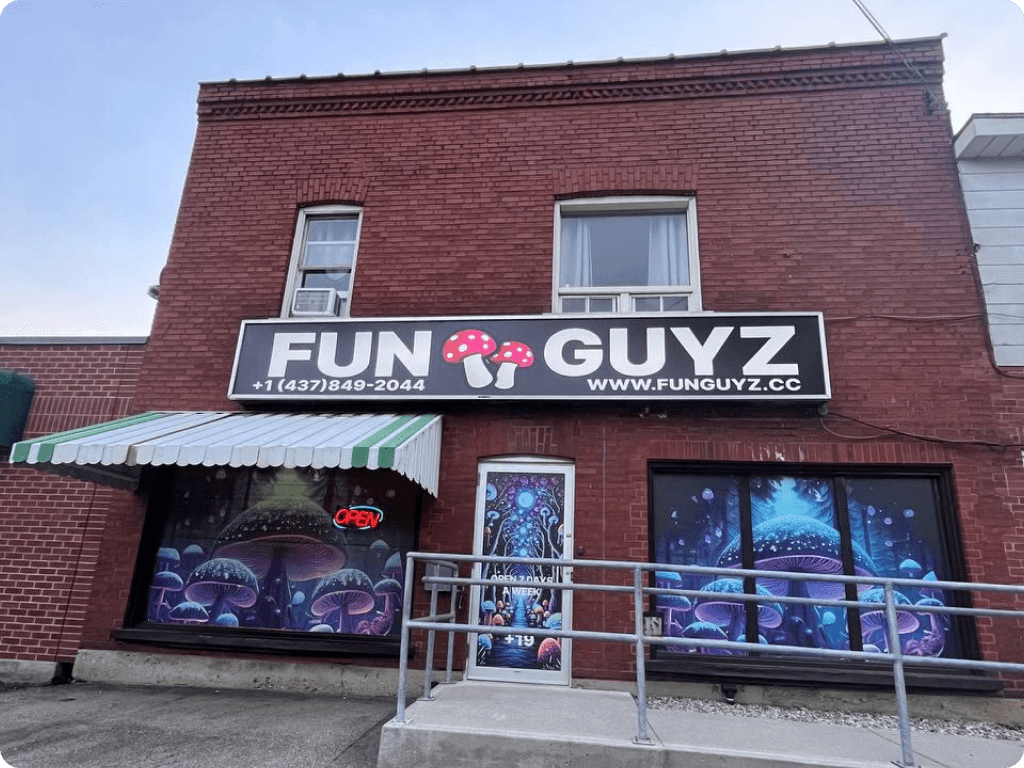 funguyz-magic-mushroom-dispensary-brantford-murray-street-1 Funguyz magic mushroom dispensary in Brantford, view on street signs from the outside