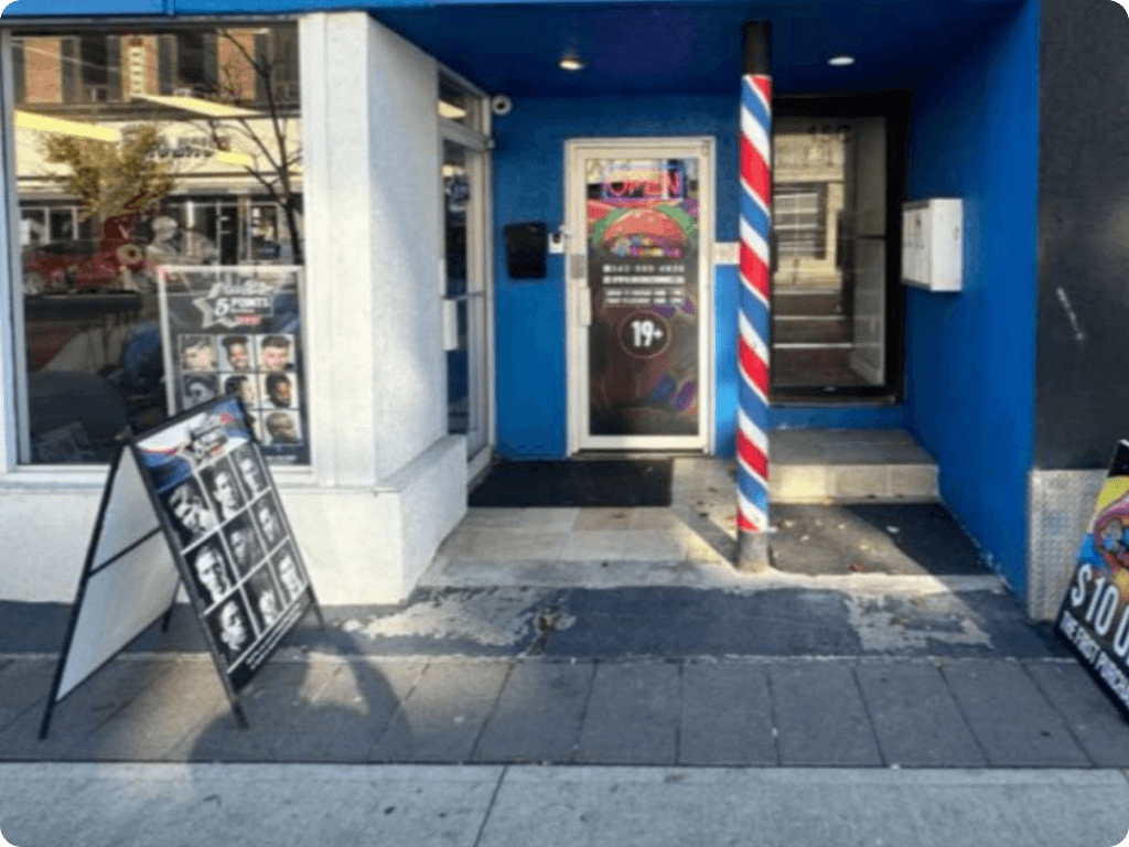 funguyz-magic-mushrooms-dispensary-barrie-dunlop-street-1 (1) Funguyz magic mushrooms dispensary in Barrie, the entrance to the store